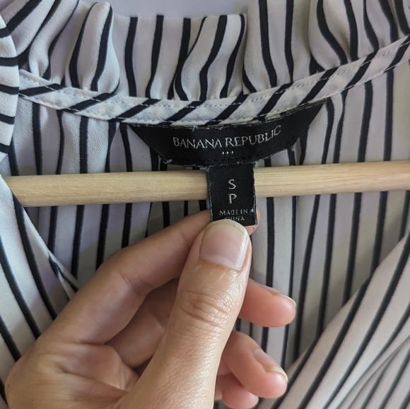 Black & White Pin Stripe Sleeveless Blouse - Picture 3 of 4